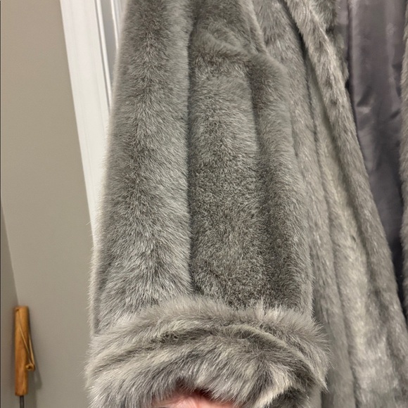 Dennis Basso Luxurious Silver Gray Faux Fur Coat Size Large L - Picture 5 of 16